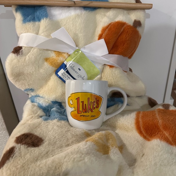 GILMORE GIRLS Blanket Icons Stars Hollow  Plush Throw 50x70 W/ Mug NWT Viral - Picture 1 of 8